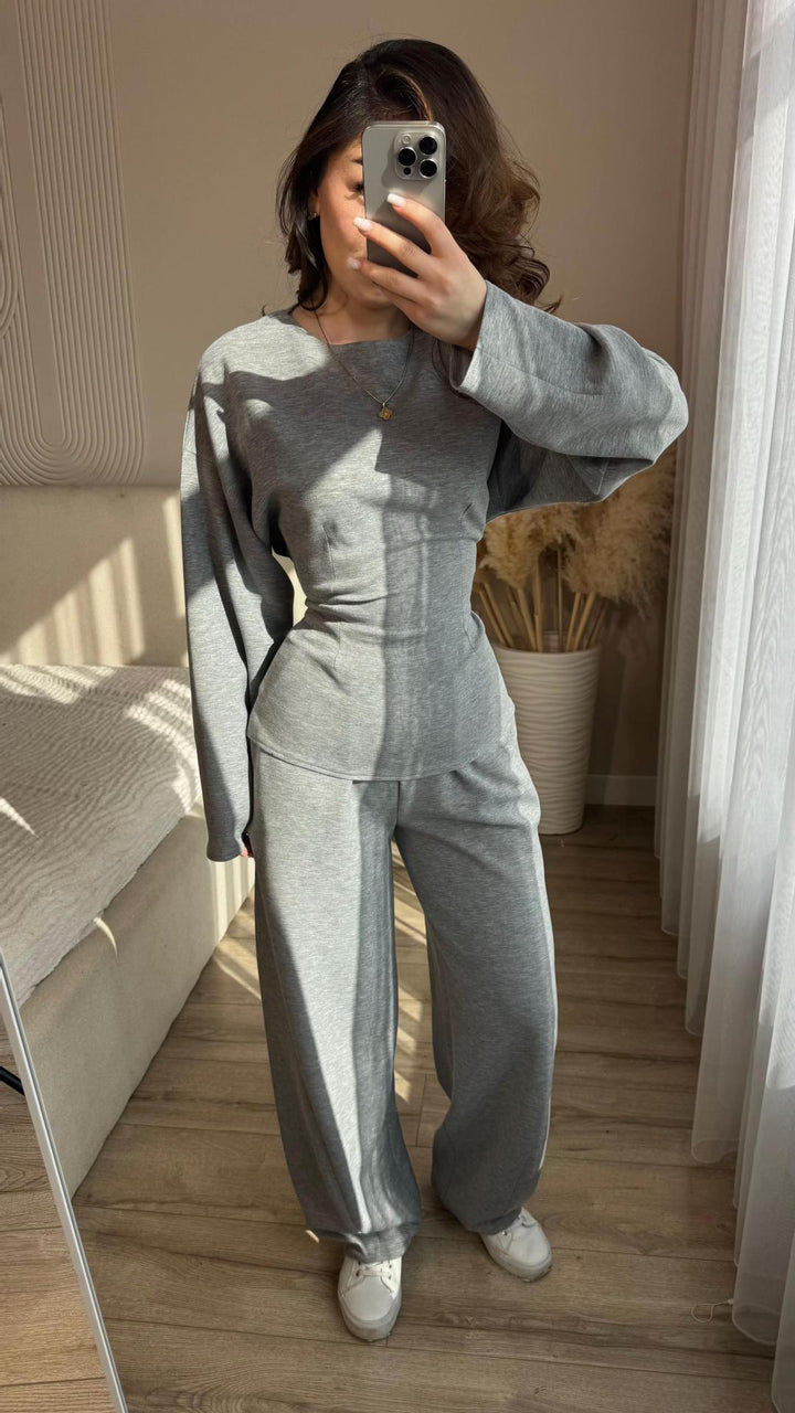 Kvinnors eleganta och bekväma loungedräkt med innovativ skärning-Eva Jonsson