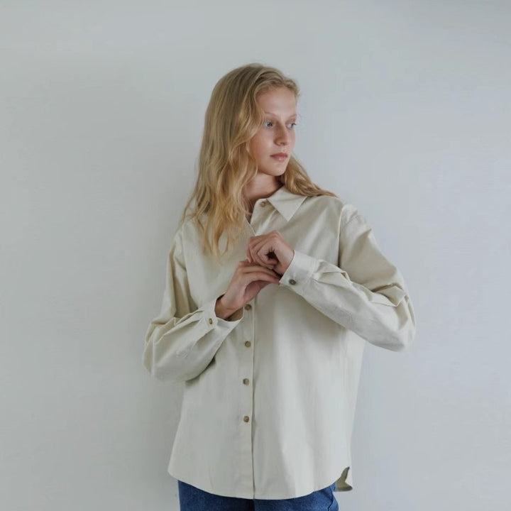 Kvinnors eleganta och lösa blus med smal krage Mirla-Eva Jonsson
