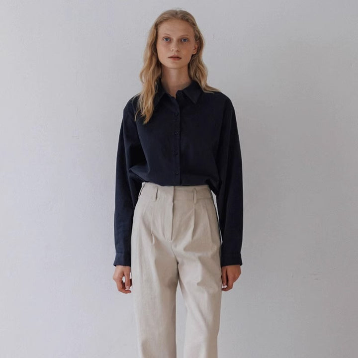 Kvinnors eleganta och lösa blus med smal krage Mirla-Eva Jonsson