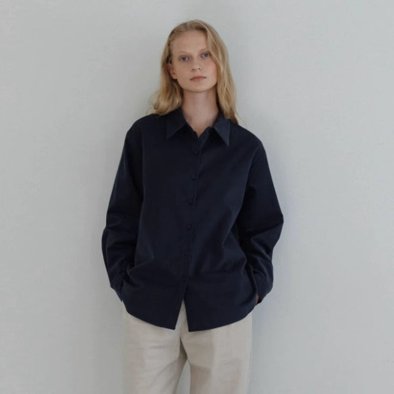 Kvinnors eleganta och lösa blus med smal krage Mirla-Eva Jonsson