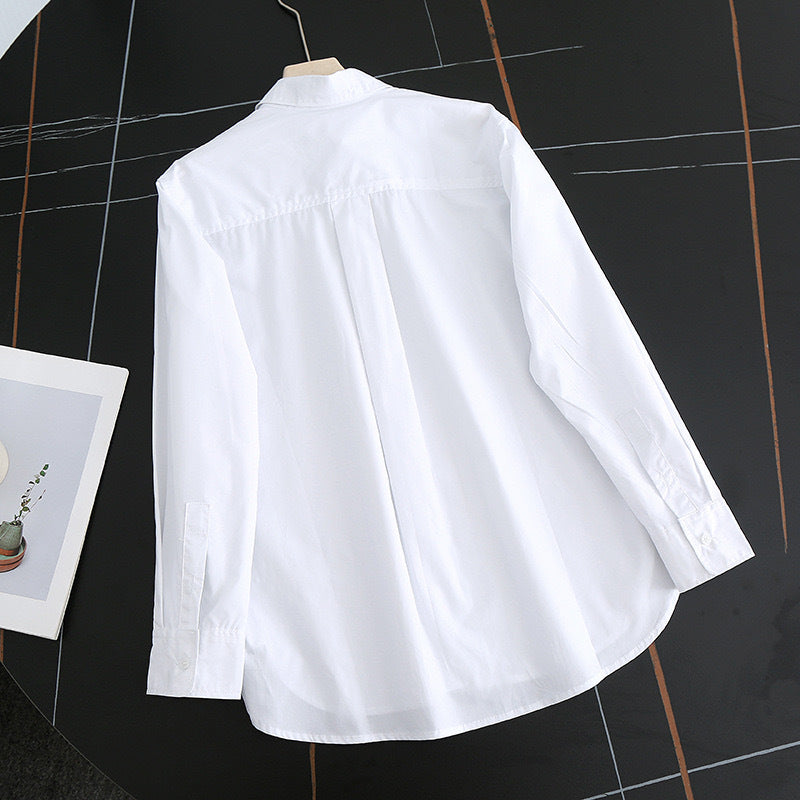 Kvinnors eleganta och luftiga blus med modern krage Mirla-Eva Jonsson