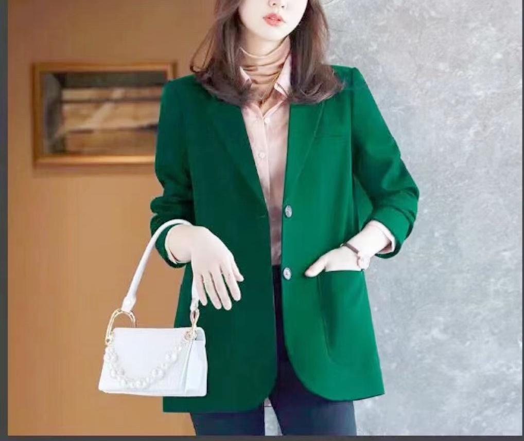 Kvinnors eleganta och moderna blazer med fickor Mirla-Eva Jonsson
