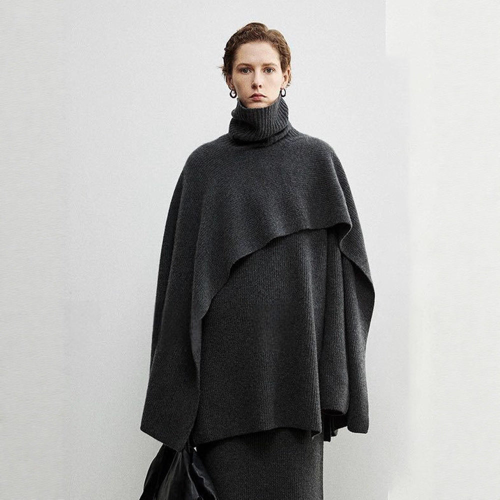 Kvinnors eleganta och moderna poncho med extra stort krage Mirla-Eva Jonsson