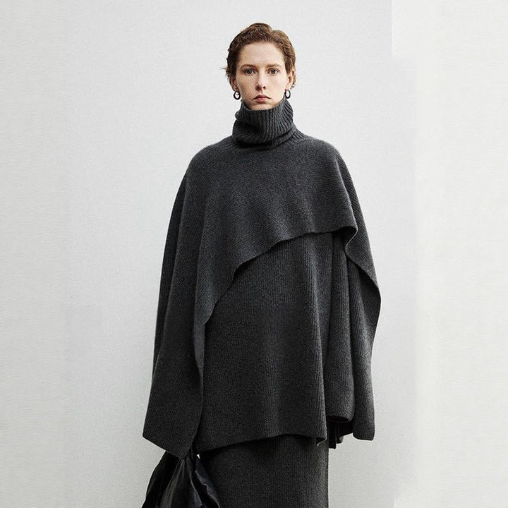 Kvinnors eleganta och moderna poncho med extra stort krage Mirla-Eva Jonsson