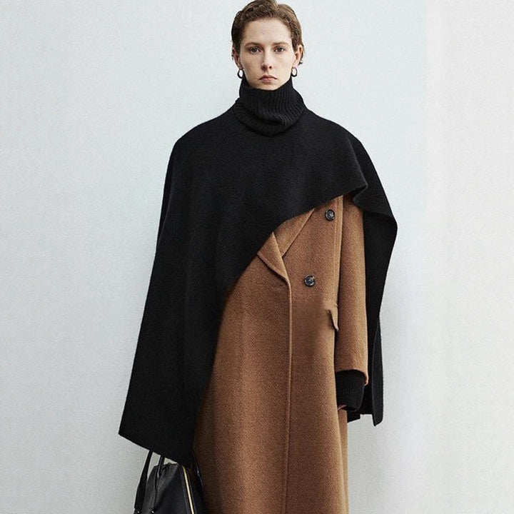 Kvinnors eleganta och moderna poncho med extra stort krage Mirla-Eva Jonsson
