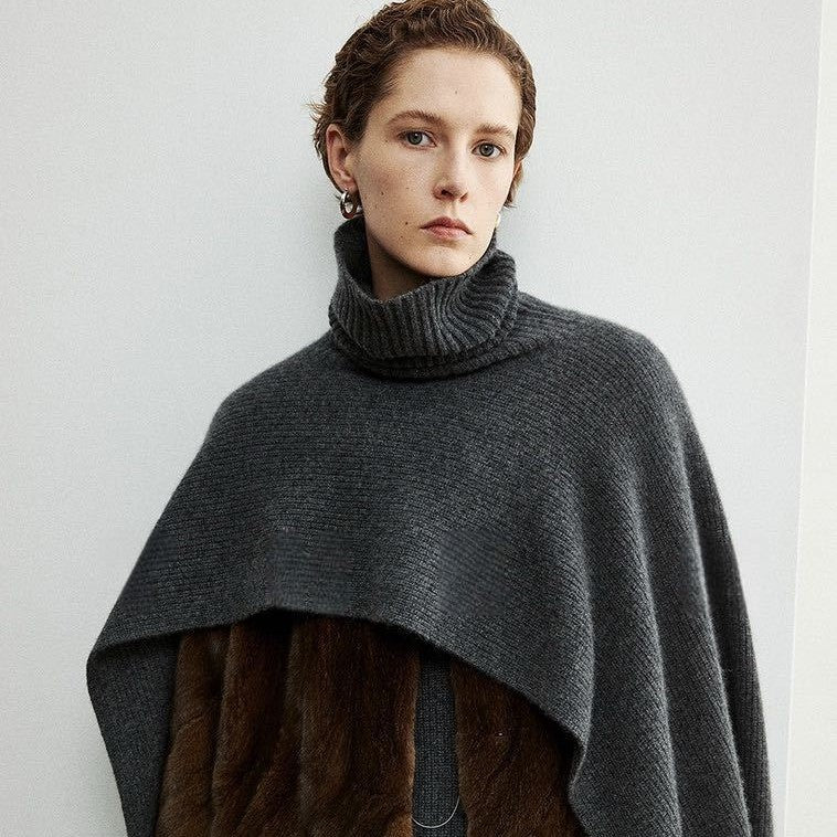 Kvinnors eleganta och moderna poncho med extra stort krage Mirla-Eva Jonsson