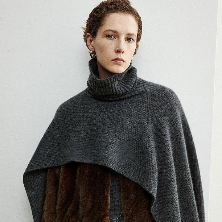 Kvinnors eleganta och moderna poncho med extra stort krage Mirla-Eva Jonsson