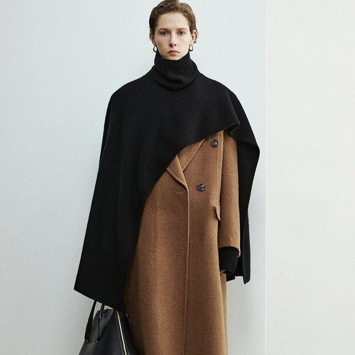 Kvinnors eleganta och moderna poncho med extra stort krage Mirla-Eva Jonsson