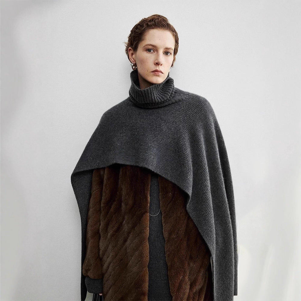 Kvinnors eleganta och moderna poncho med extra stort krage Mirla-Eva Jonsson