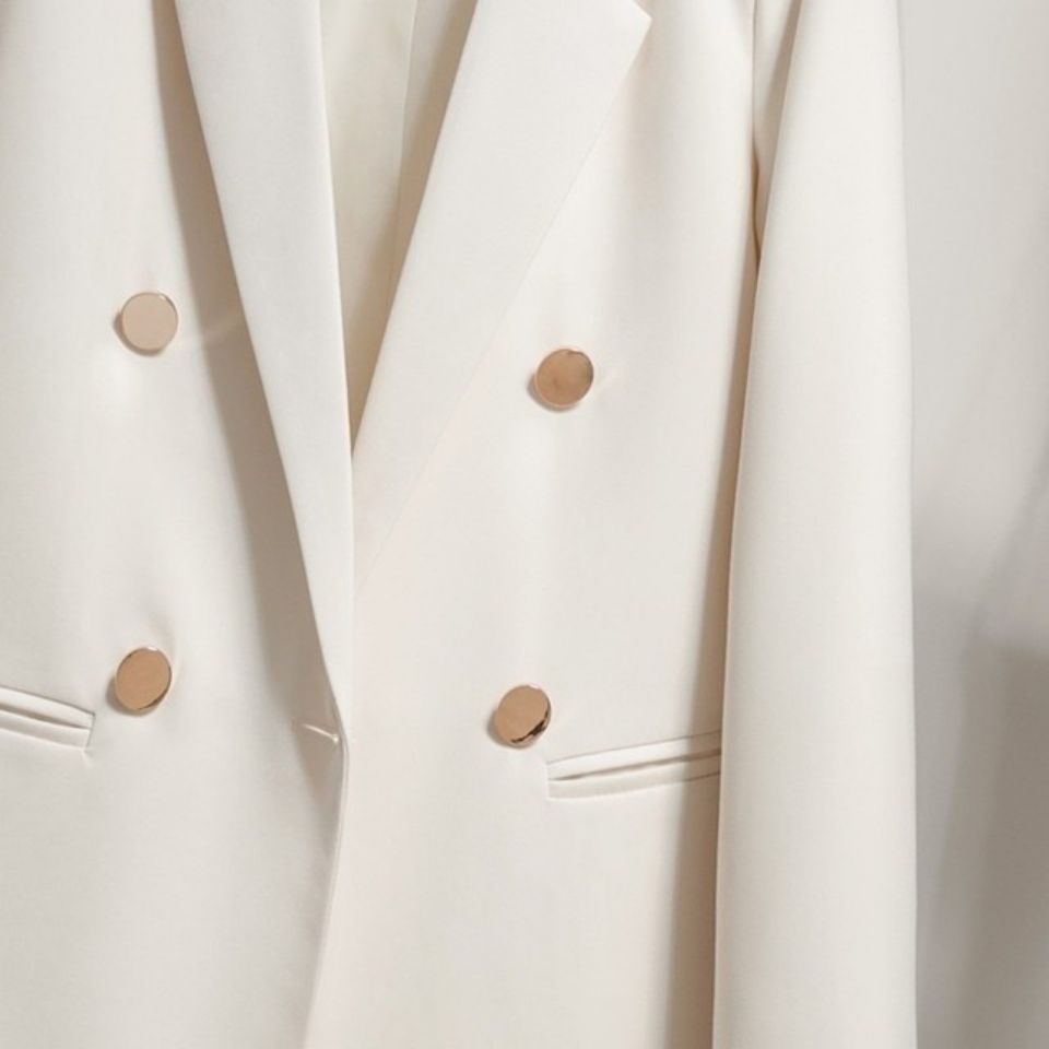Kvinnors eleganta och moderna snitt blazer med dubbel knappslå Mirla-Eva Jonsson