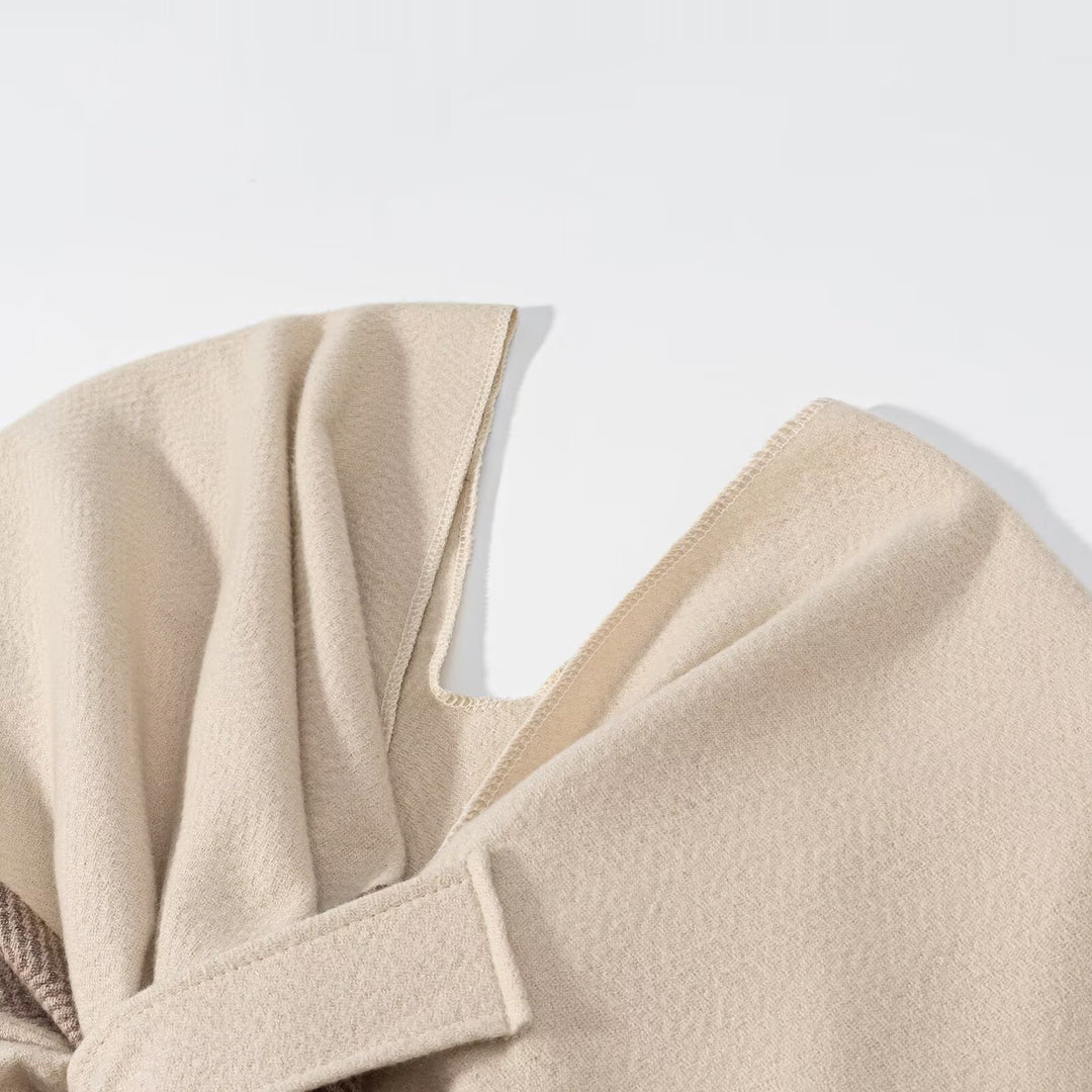 Kvinnors eleganta och mysiga poncho med modernt mönster Mirla-Eva Jonsson