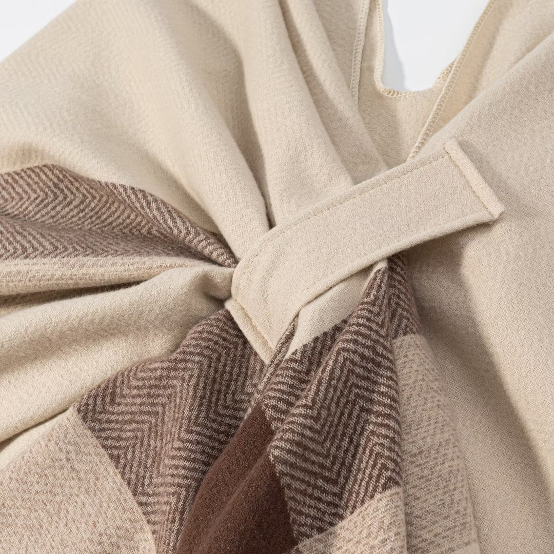 Kvinnors eleganta och mysiga poncho med modernt mönster Mirla-Eva Jonsson