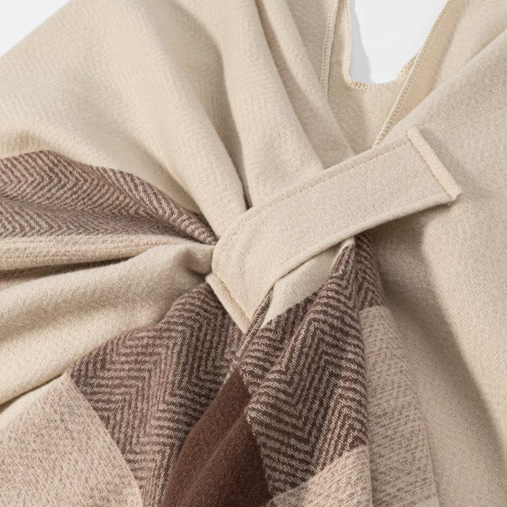 Kvinnors eleganta och mysiga poncho med modernt mönster Mirla-Eva Jonsson