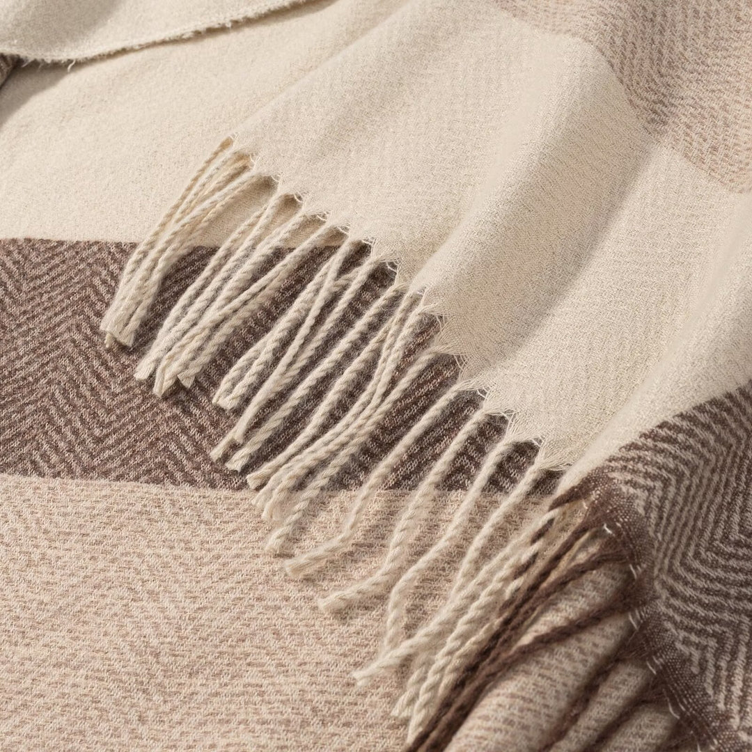 Kvinnors eleganta och mysiga poncho med modernt mönster Mirla-Eva Jonsson