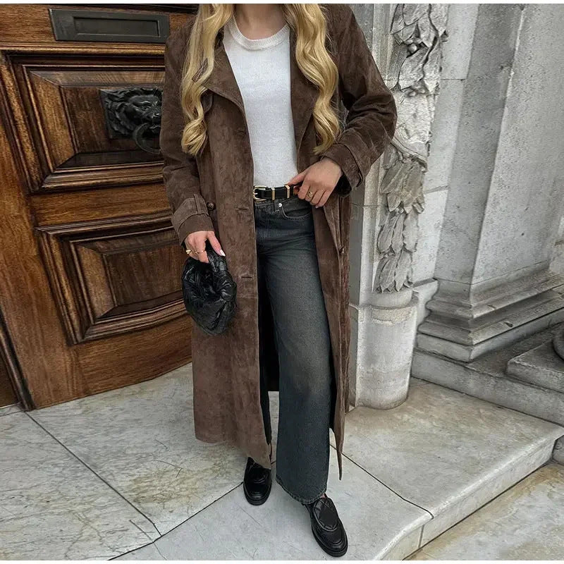 Kvinnors eleganta och tidlösa mocka trench coat Mirla-Eva Jonsson