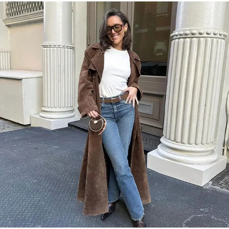 Kvinnors eleganta och tidlösa mocka trench coat Mirla-Eva Jonsson