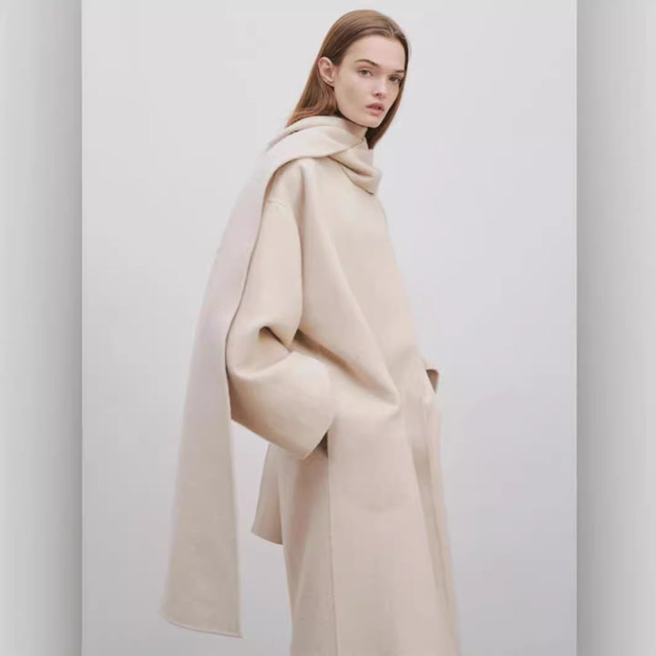 Kvinnors eleganta och tidlösa ullponcho med scarf Mirla-Eva Jonsson