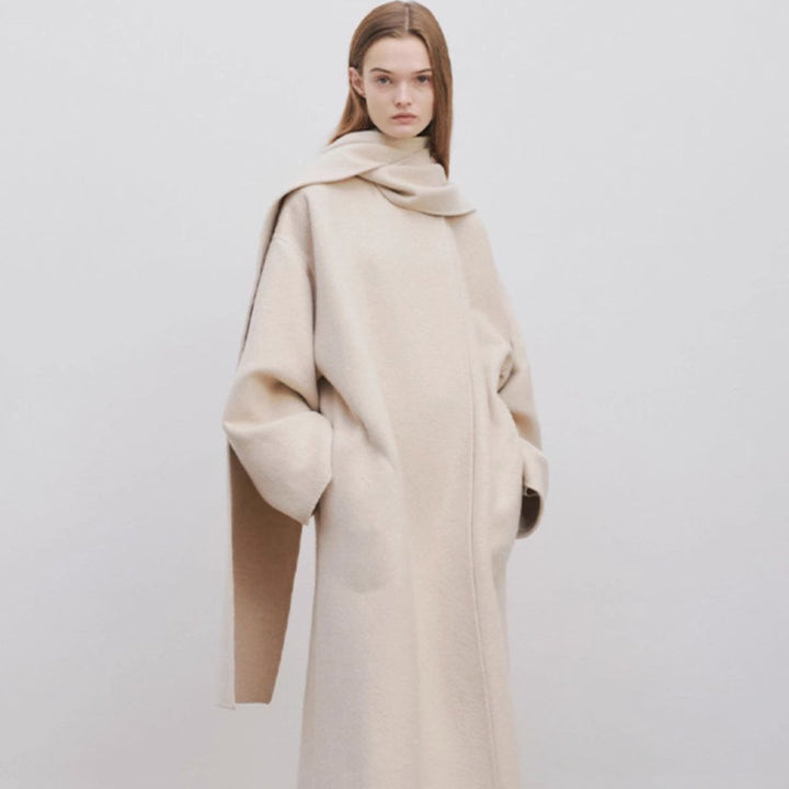 Kvinnors eleganta och tidlösa ullponcho med scarf Mirla-Eva Jonsson