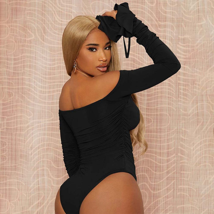 Kvinnors eleganta off-shoulder bodysuit med volangdetaljer och långa ärmar Mirla-Eva Jonsson