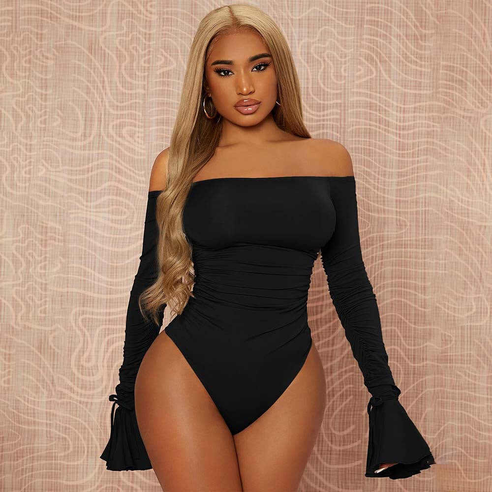 Kvinnors eleganta off-shoulder bodysuit med volangdetaljer och långa ärmar Mirla-Eva Jonsson