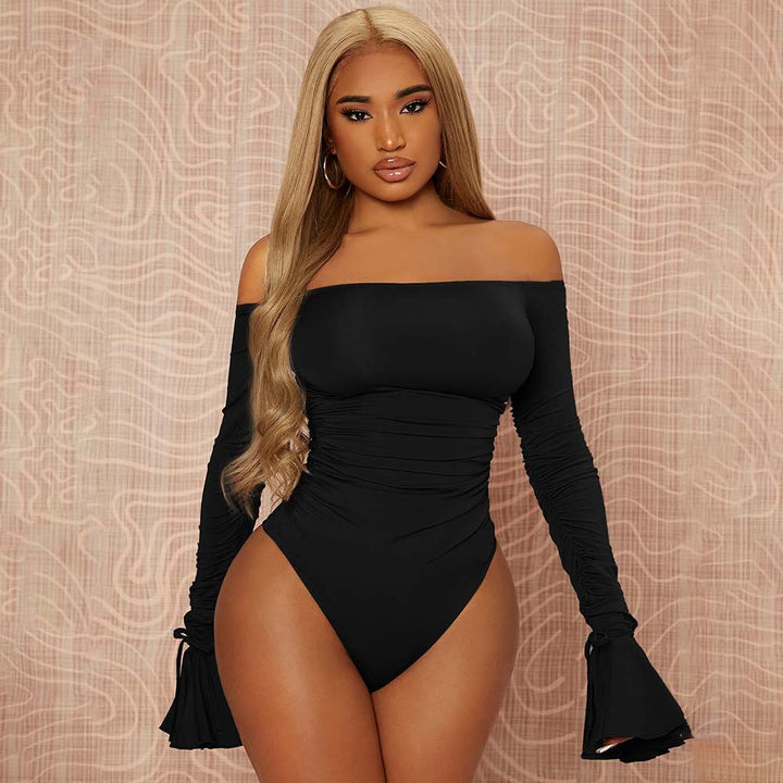 Kvinnors eleganta off-shoulder bodysuit med volangdetaljer och långa ärmar Mirla-Eva Jonsson
