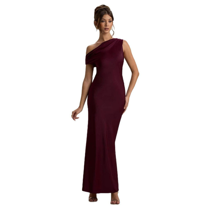 Kvinnors eleganta, off-shoulder maxi-klänning med svävande passform och volanger Mirla-Eva Jonsson