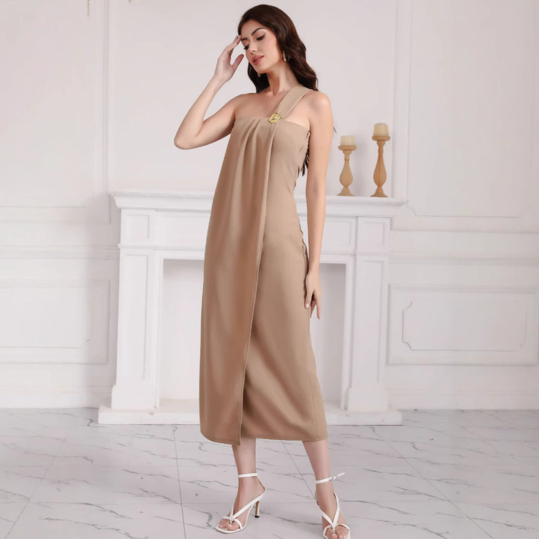 Kvinnors eleganta off-shoulder maxiklänning med dekorativ detalj-Eva Jonsson