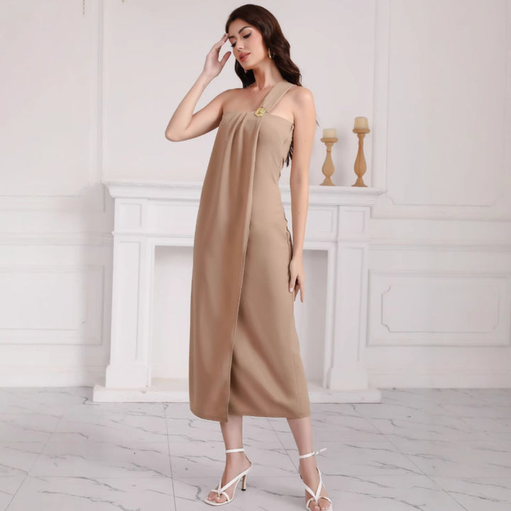 Kvinnors eleganta off-shoulder maxiklänning med dekorativ detalj-Eva Jonsson