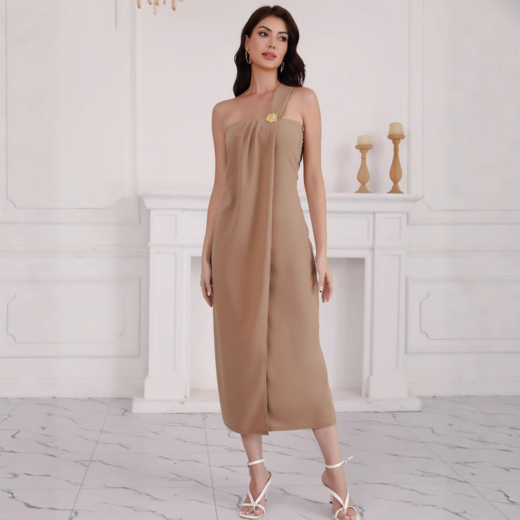 Kvinnors eleganta off-shoulder maxiklänning med dekorativ detalj-Eva Jonsson