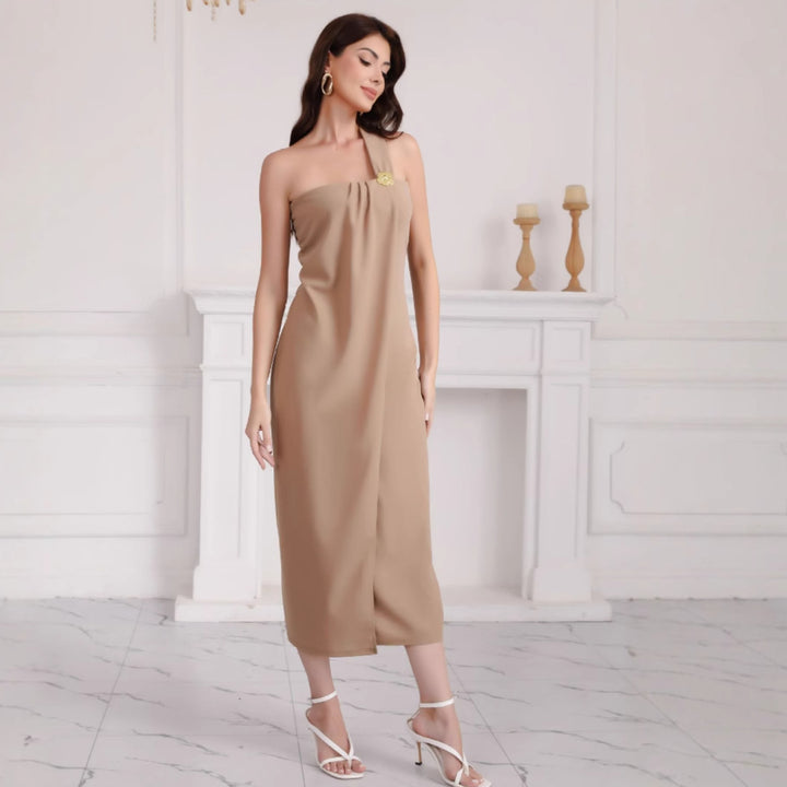 Kvinnors eleganta off-shoulder maxiklänning med dekorativ detalj-Eva Jonsson