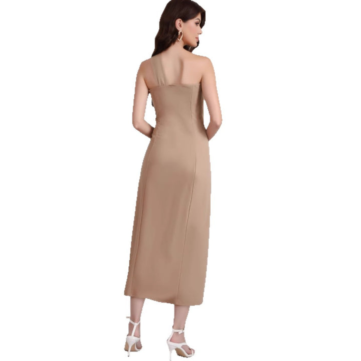 Kvinnors eleganta off-shoulder maxiklänning med dekorativ detalj-Eva Jonsson