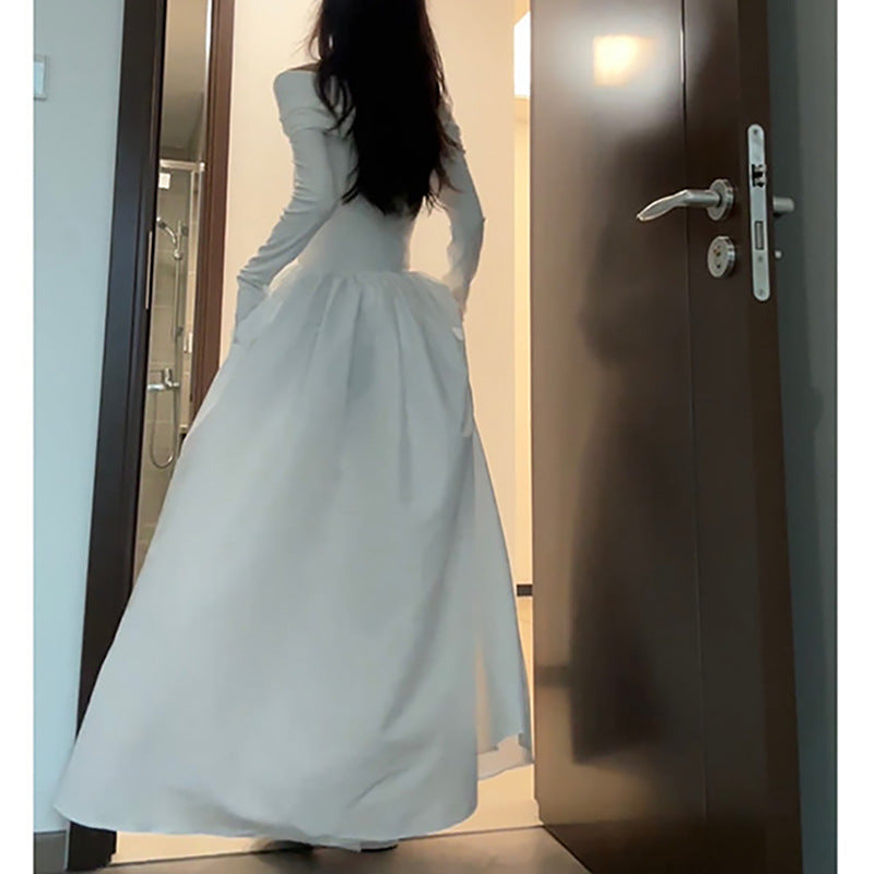 Kvinnors eleganta off-shoulder maxiklänning med moderna remdetaljer Mirla-Eva Jonsson
