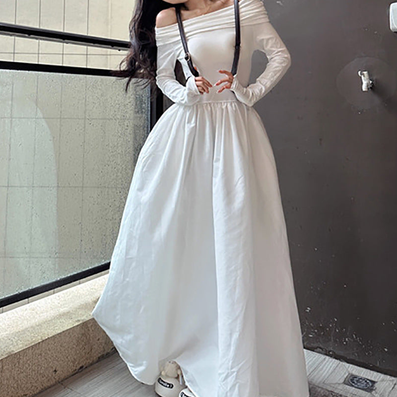Kvinnors eleganta off-shoulder maxiklänning med moderna remdetaljer Mirla-Eva Jonsson