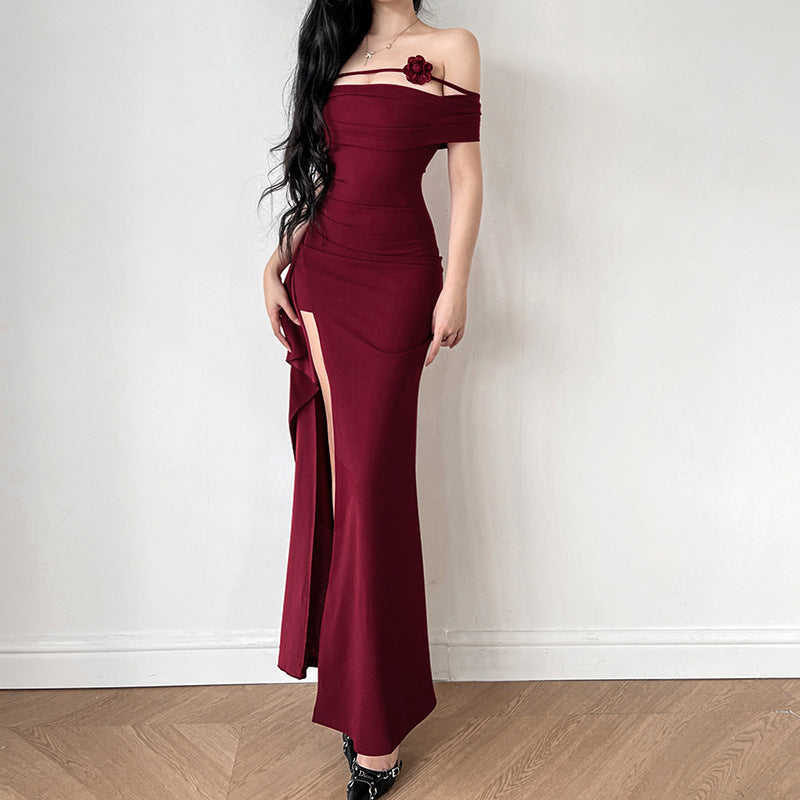 Kvinnors eleganta off-shoulder maxiklänning med sofistikerad skärning och blommiga detaljer-Eva Jonsson