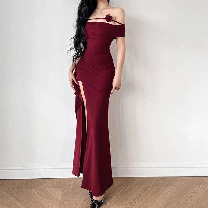 Kvinnors eleganta off-shoulder maxiklänning med sofistikerad skärning och blommiga detaljer-Eva Jonsson