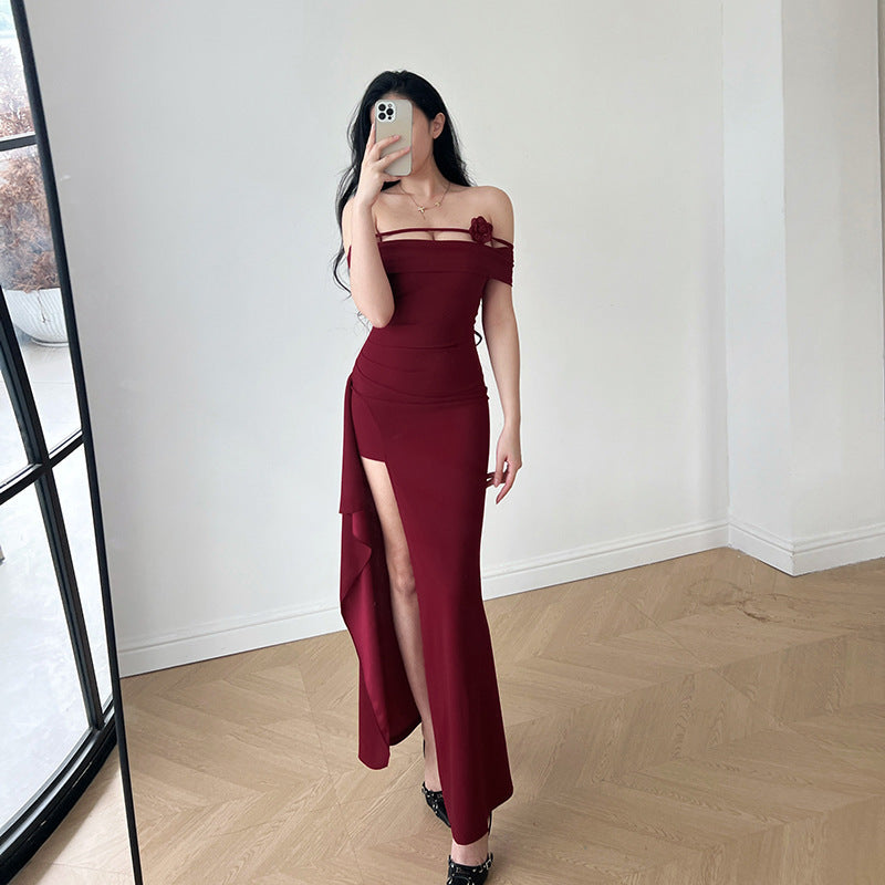 Kvinnors eleganta off-shoulder maxiklänning med sofistikerad skärning och blommiga detaljer-Eva Jonsson