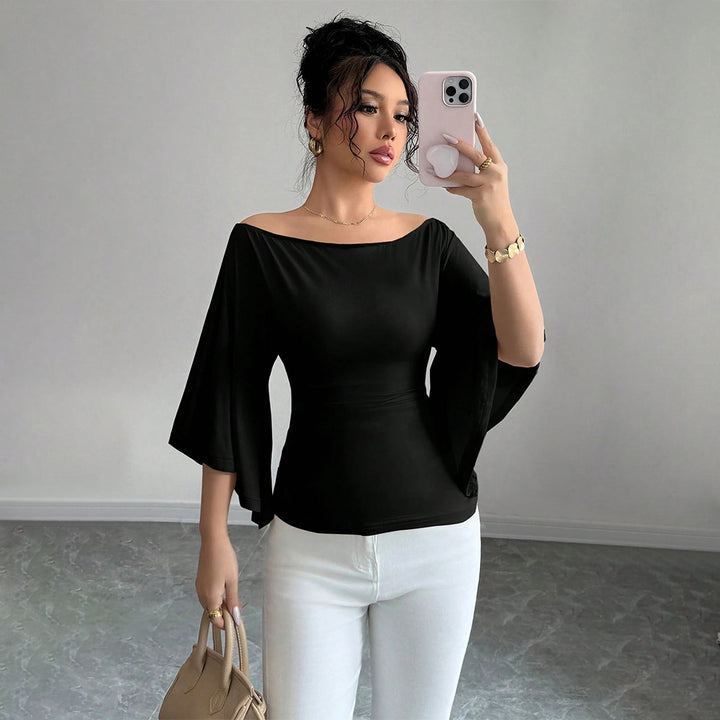 Kvinnors eleganta off-shoulder topp med breda ärmar och figurnära passform Mirla-Eva Jonsson