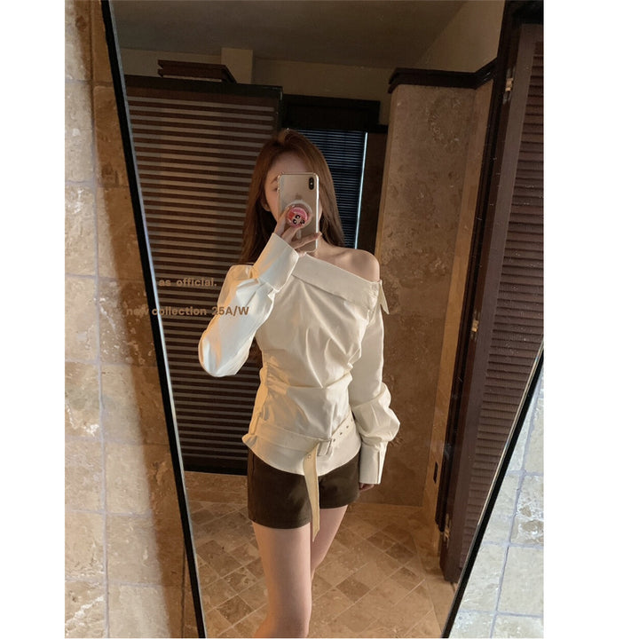 Kvinnors eleganta off-shoulder topp med dekorativt bälte Mirla-Eva Jonsson