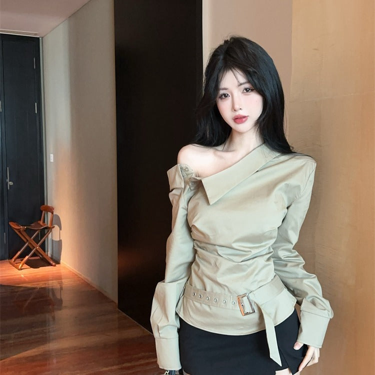 Kvinnors eleganta off-shoulder topp med dekorativt bälte Mirla-Eva Jonsson