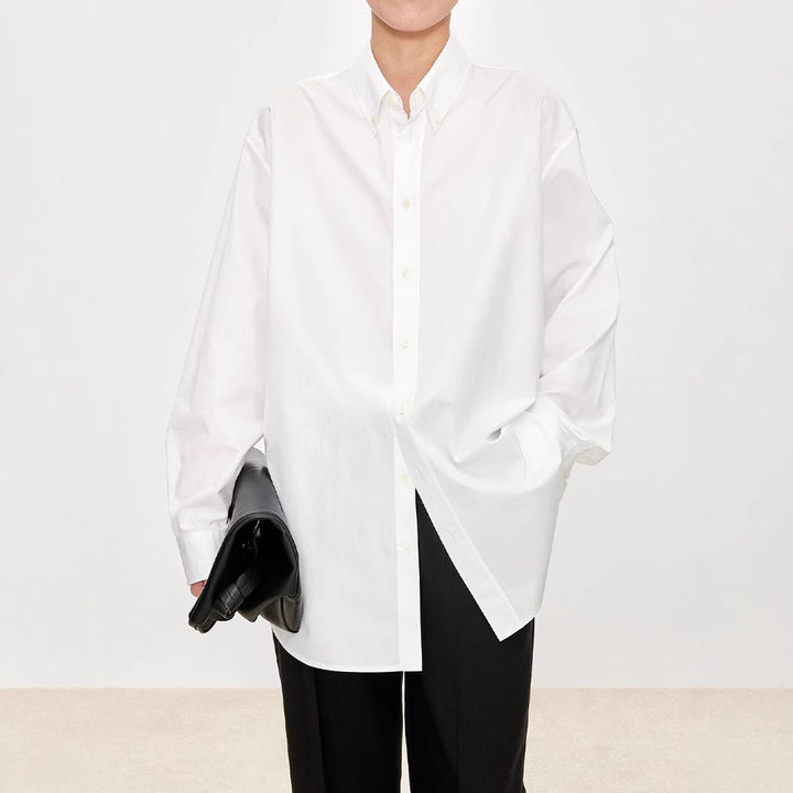 Kvinnors eleganta oversized blus med klassiska knapprad detaljer Mirla-Eva Jonsson