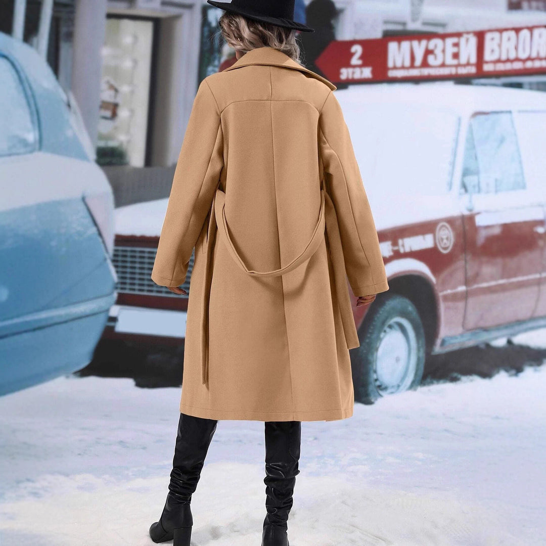 Kvinnors eleganta oversized kappa med dubbel knappplacket och chic bälte Mirla-Eva Jonsson