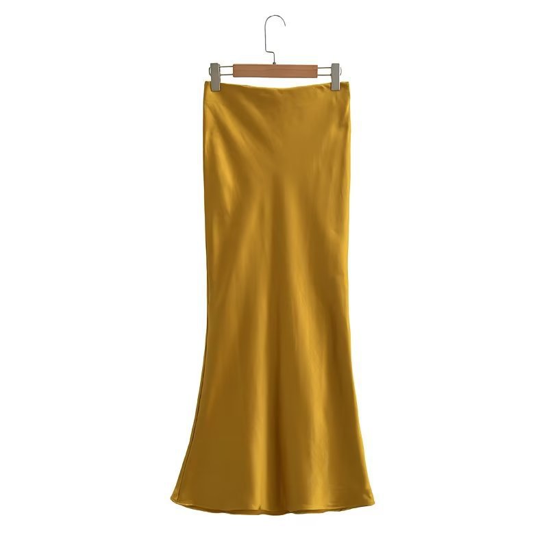 Kvinnors eleganta satin kjol i minimalistisk stil med mjukt fall Mirla-Eva Jonsson
