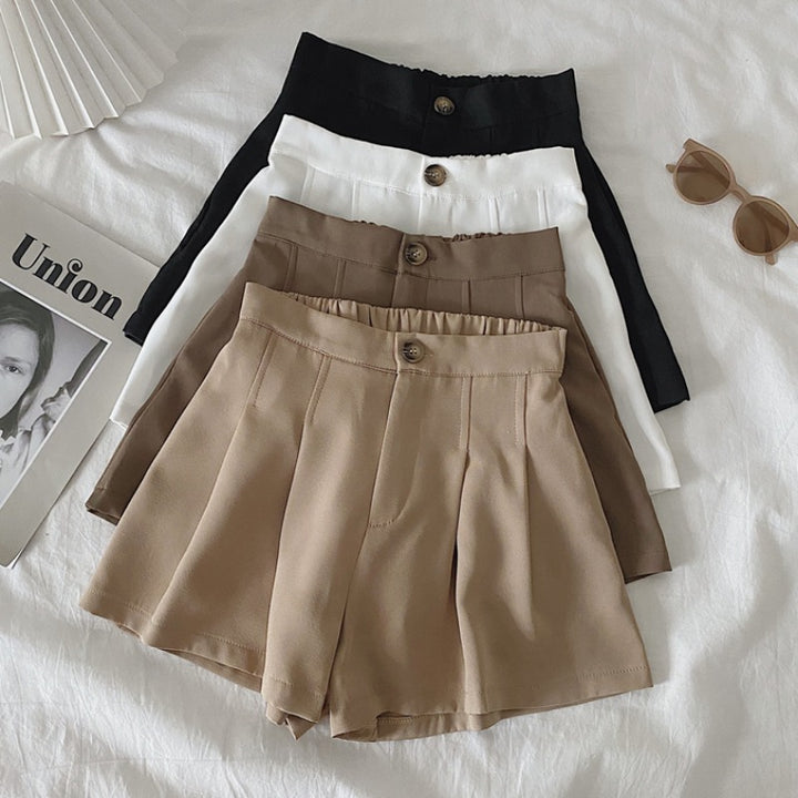 Kvinnors eleganta shorts med veck och knappdetalj-Eva Jonsson