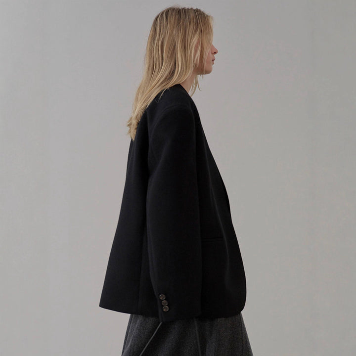 Kvinnors eleganta stickade blazer med asymmetrisk skärning Mirla-Eva Jonsson