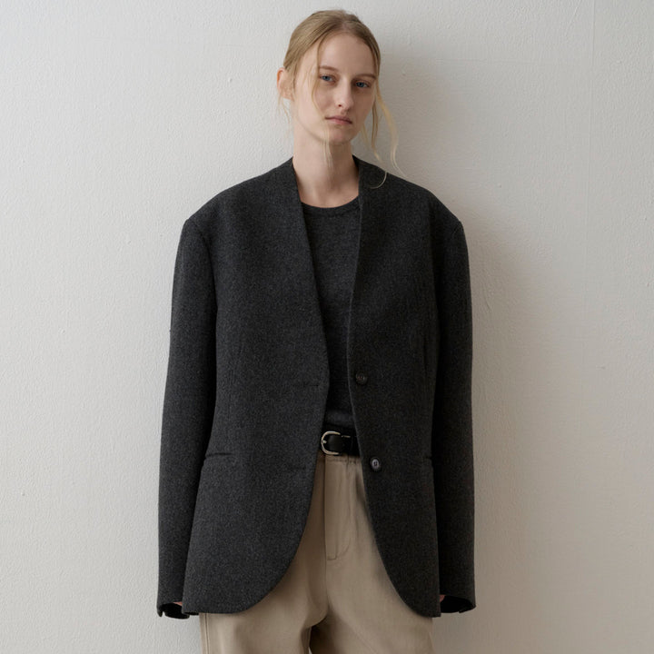 Kvinnors eleganta stickade blazer med asymmetrisk skärning Mirla-Eva Jonsson