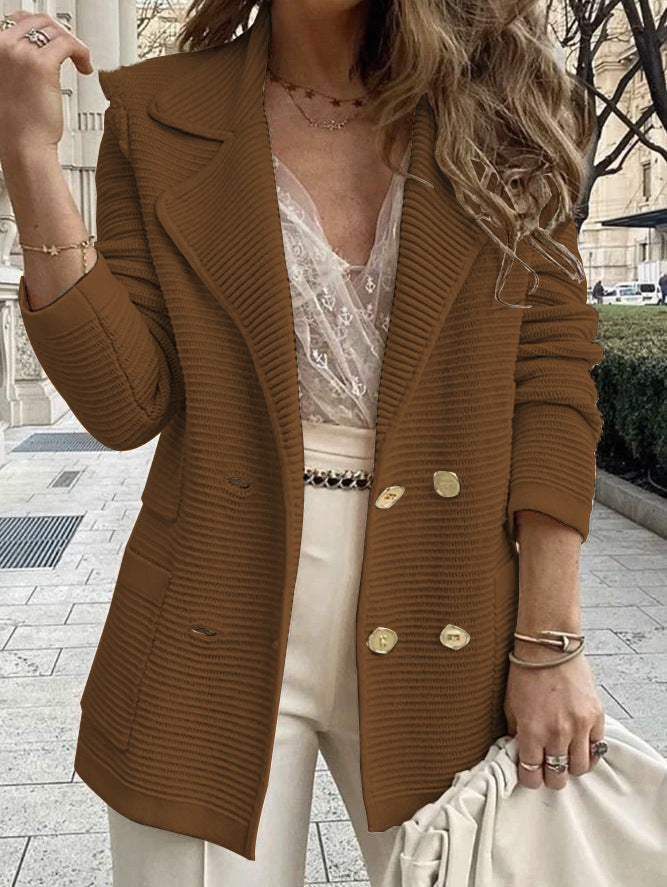 Kvinnors eleganta stickade blazer med dubbelknapplist och texturerad design Mirla-Eva Jonsson