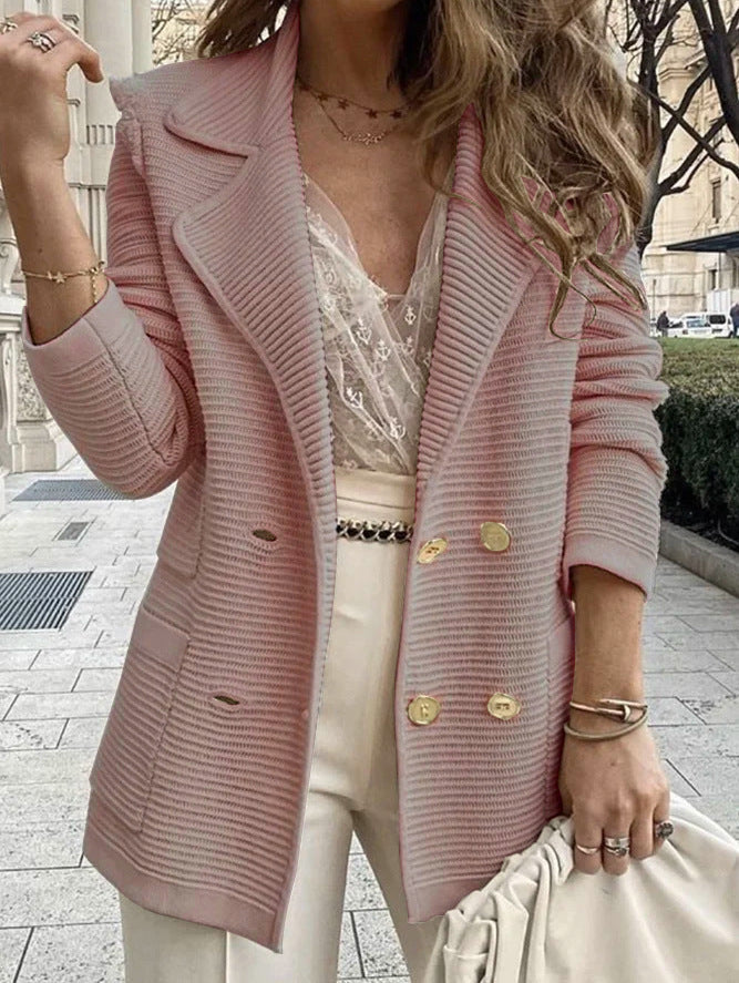 Kvinnors eleganta stickade blazer med dubbelknapplist och texturerad design Mirla-Eva Jonsson