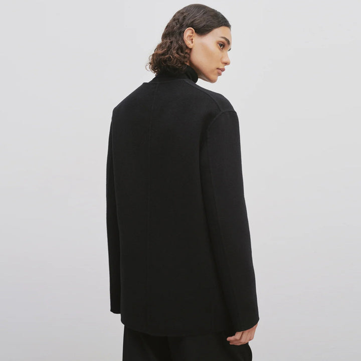 Kvinnors eleganta stickade blazer med stora slag och praktiska fickor Mirla-Eva Jonsson
