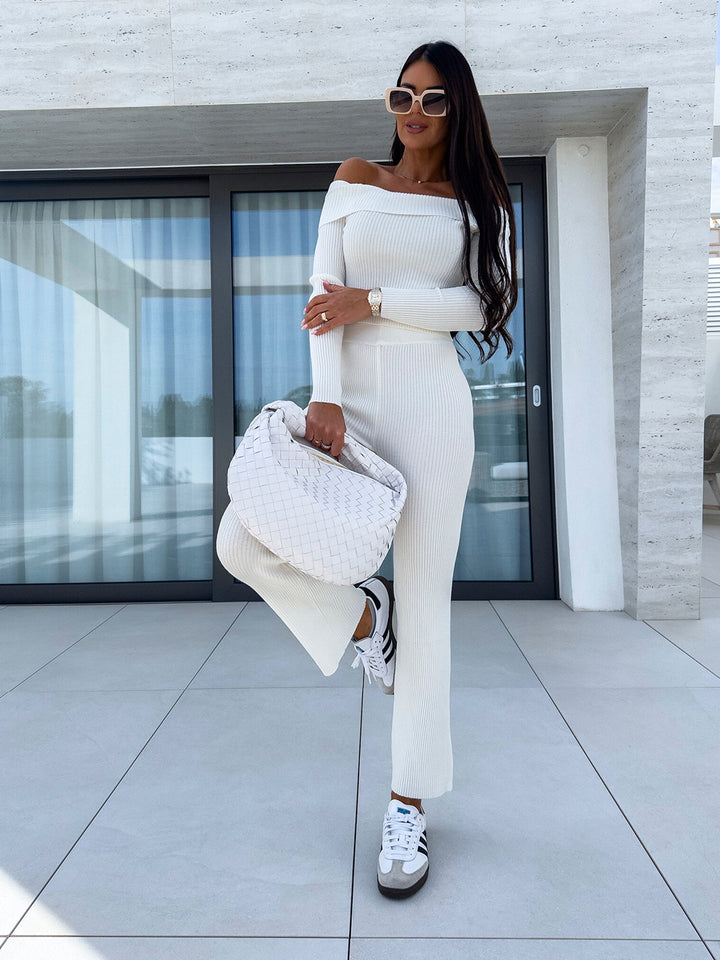Kvinnors eleganta stickade jumpsuit med off-shoulder design och vida ben Mirla-Eva Jonsson