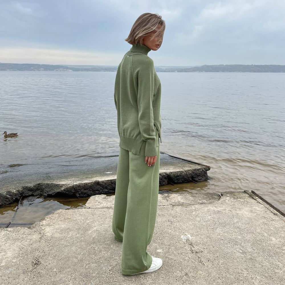 Kvinnors eleganta stickade kostym med hög krage och vida ben Mirla-Eva Jonsson